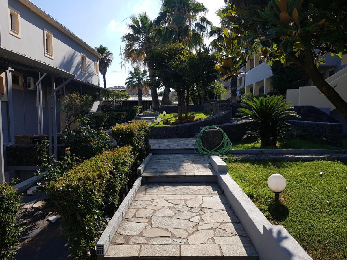 Asteraki Aparthotel Гоувия Экстерьер фото